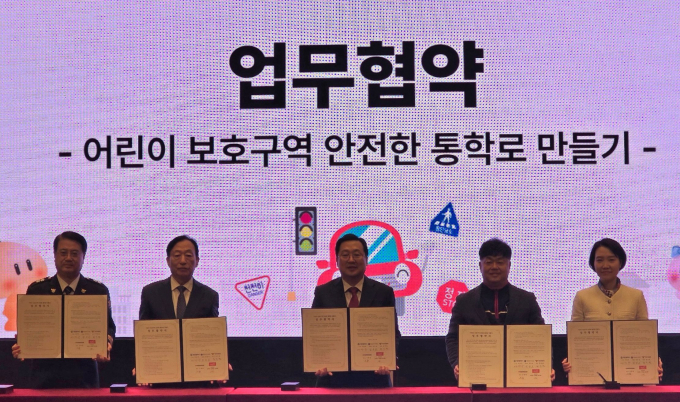 (왼쪽부터) 최주원 대전경찰청장, 설동호 대전시교육감, 이장우 대전시장, 황금강 한국타이어앤테크놀로지 대전공장 제조담당, 정윤경 (사)한국생활안전연합 기획처장의 모습. /사진=한국앤컴퍼니