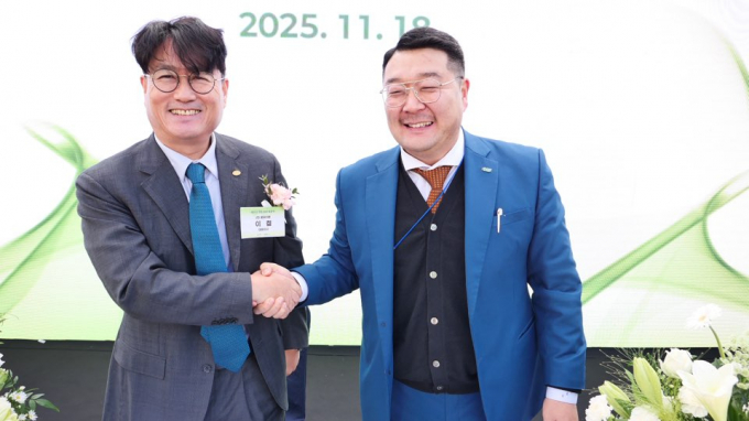 18일 정영훈 ㈜도시유전 대표(오른쪽)와 이철 ㈜로우카본 대표가 '강진산단 폐플라스틱 유화 블루납사유 생산기지 구축' MOA 협약식을 진행하고 있다. /사진=㈜도시유전