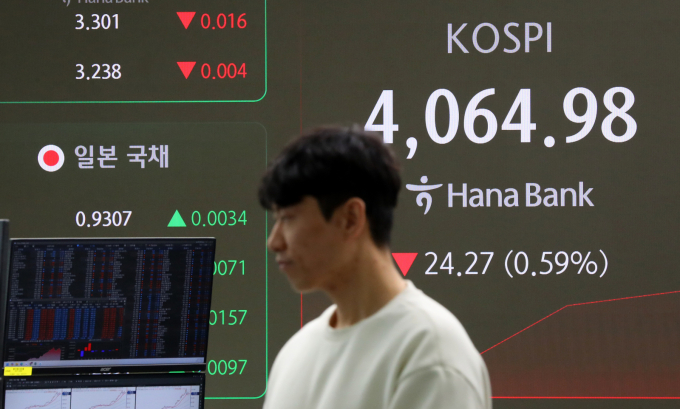 간밤 뉴욕 증시가 기술주 중심으로 하락한 영향으로 국내 증시 또한 18일 장 초반 약세를 보이고 있다. 사진은 이날 서울 중구 하나은행 딜링룸 전광판. /사진=뉴시스