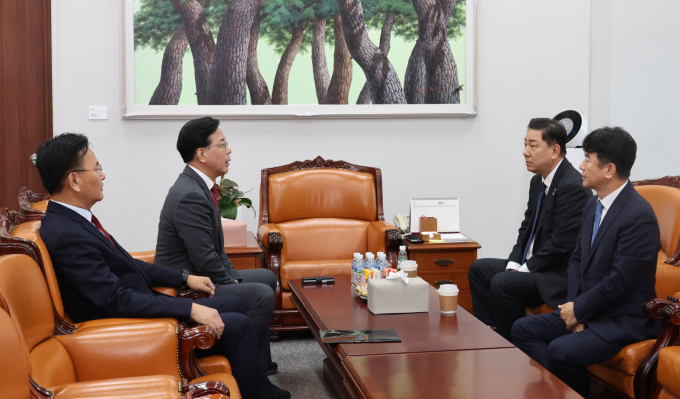 여야 원내지도부가 검찰의 항소 포기와 관련해 국정조사 방식을 놓고 재협상을 진행한다. 사진은 지난 11일 김병기 더불어민주당 원내대표, 송언석 국민의힘 원내대표 등 여야 원내대표단이 서울 여의도 국회에서 회동을 하고 있는 모습. /사진=뉴시스