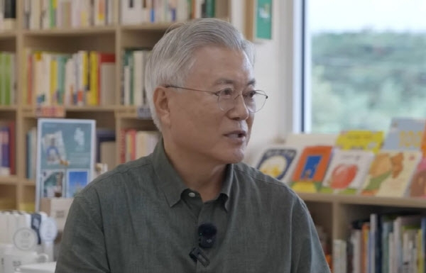 문재인 전 대통령이 유튜버로 데뷔했다. 사진은 유튜브 채널 '평산책방TV'에 등장한 문재인 전 대통령의 모습. /사진=유튜브 채널 '평산책방TV' 캡처