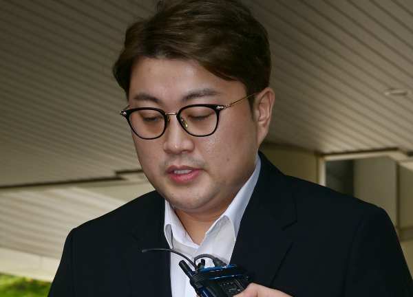 음주 운전 뺑소니 혐의로 실형을 선고받은 트로트 가수 김호중의 최근 목격담이 전해졌다. 사진은 음주 운전 뺑소니 등의 혐의로 구속 영장이 청구된 트로트 가수 김호중이 영장실질심사를 받기 위해 지난 5월24일 오전 서울중앙지방법원으로 들어서는 모습. /사진=스타뉴스