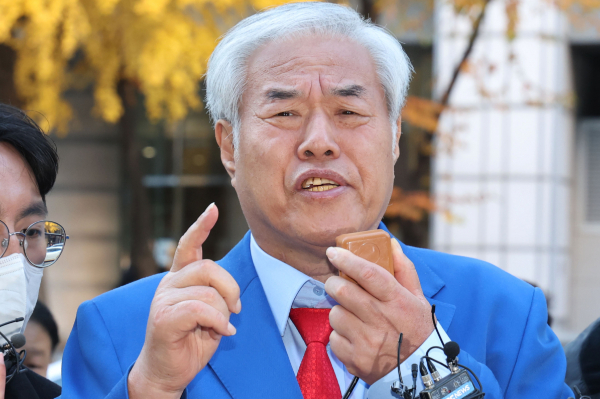 서울서부지법 폭력 난동 사태 배후로 지목돼 온 전광훈 사랑제일교회 목사가 경찰 조사를 받고 있다. 사진은 전 목사가 18일 오전 피의자 신분으로 조사를 받기 위해 서울경찰청에 출석하며 입장을 밝히고 있는 모습. /사진=뉴스1