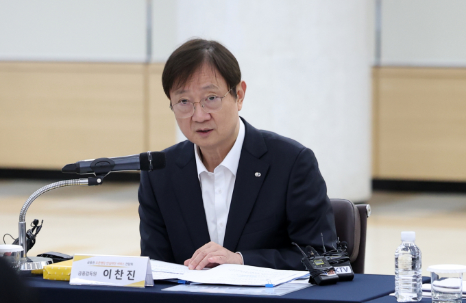이찬진 금융감독원장이 14일 서울 여의도 KB국민은행 여의도영업부를 방문해 보이스피싱 피해 예방을 위한 오픈뱅킹 안심차단서비스 관련 간담회를 하고 있다./사진=뉴시스