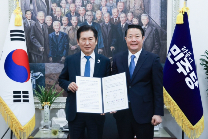 최영일 순창군수가 17일 국회를 방문해 방문해 정청래 더불어민주당 대표를 만나 기본소득 시법지역의 국·도비 증액 필요성을 설명했다./사진제공=순창군
