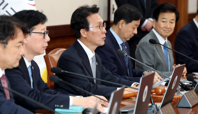 김민석 국무총리가 12·3 비상계엄 과정에서 공직자의 불법행위 여부를 조사하고자 꾸린 헌법존중 정부혁신 TF에 대해 "신속한 헌정질서 회복과 공직사회 통합을 위한 불가피한 국정안정 조치"라고 전했다. 사진은 18일 김 총리가 서울 종로구 정부서울청사에서 열린 국무회의에서 발언하는 모습. /사진=뉴시스