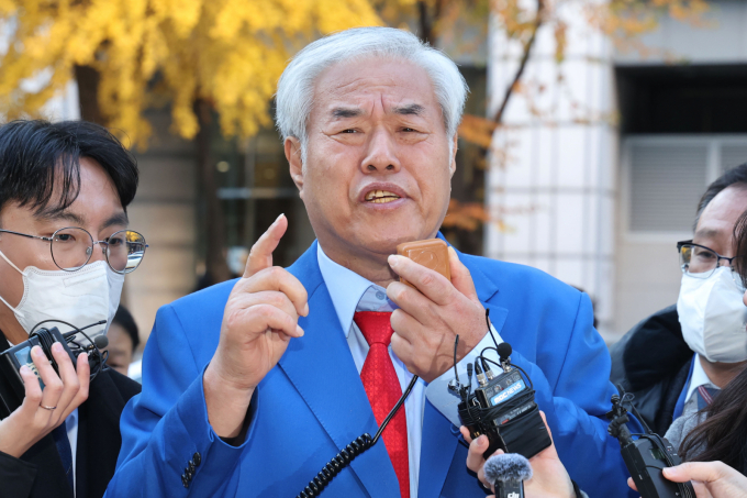   서부지법 난동 사태의 배후로 의심받는 전광훈 사랑제일교회 목사에 대한 경찰 조사가 종료됐다. 사진은 18일 오전 조사를 위해 서울경찰청에 출석하는 전 목사. /사진=뉴스1