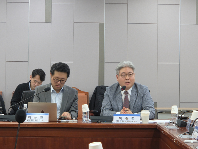18일 열린  '게임산업법 전면 개정안, 무슨 내용을 담았나?' 토론회에서 이승훈 한국게임법과정책학회 이사(오른쪽)가 발언하고 있다. /사진= 김미현 기자
