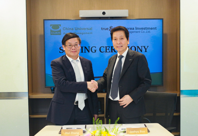 한투운용이 CUAM HK와 홍콩 ETF 시장 공동 진출을 위한 전력적 협력 계약을 체결했다고 18일 밝혔다. 사진은 배재규 한국투자신탁운용 사장(왼쪽)과 장후이 CUAM 대표(오른쪽). /사진제공=한국투자신탁운용