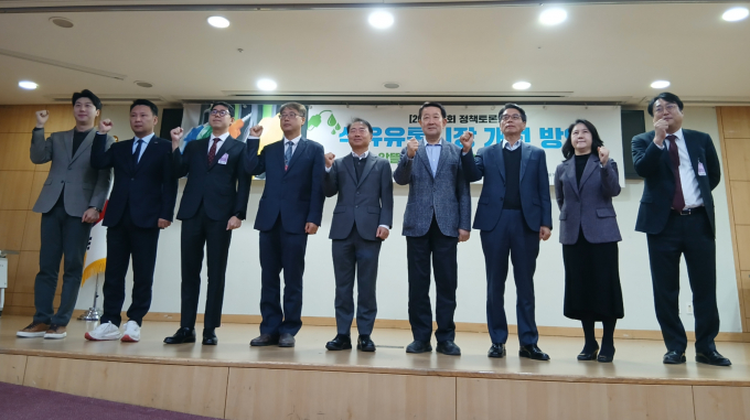  18일 서울 여의도 국회의원회관 제2소회의실에서 열린 정책 토론화 '석유 유통 시장 개선 방안, 알뜰 주유소 정책의 한계와 과제' 행사 참가자들이 단체 사진을 찍고 있다. /사진=지선우 기자