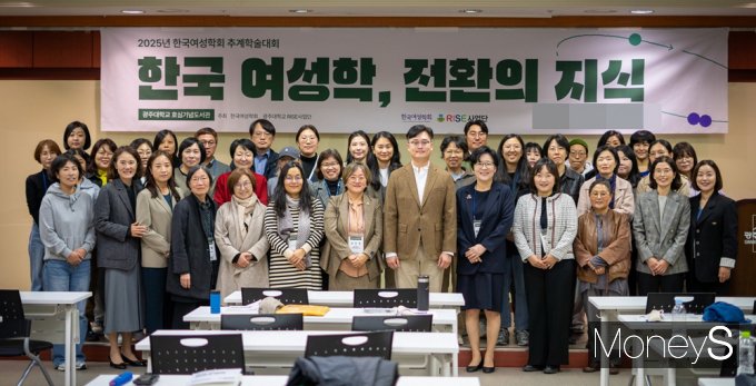 김동진 광주대학교 총장이 '2025 한국여성학회 추계학술대회 연계 통합돌봄 정책 세미나' 참석자들과 기념사진을 찍고 있다/사진=광주대학교 제공.