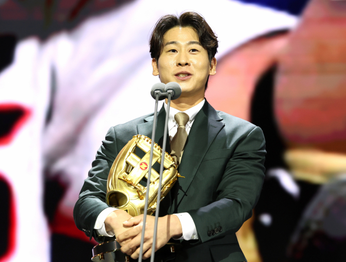 골든글러브 출신 유격수 박찬호가 김주원에 밀려 3년 연속 수상에 실패했다. 사진은 2024 골든글러브 수상 당시 박찬호의 모습. /사진=로이터