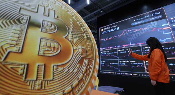 '금리·AI 버블' 우려에 9만달러 붕괴된 비트코인, 추락의 끝은? - 뉴스 썸네일 이미지