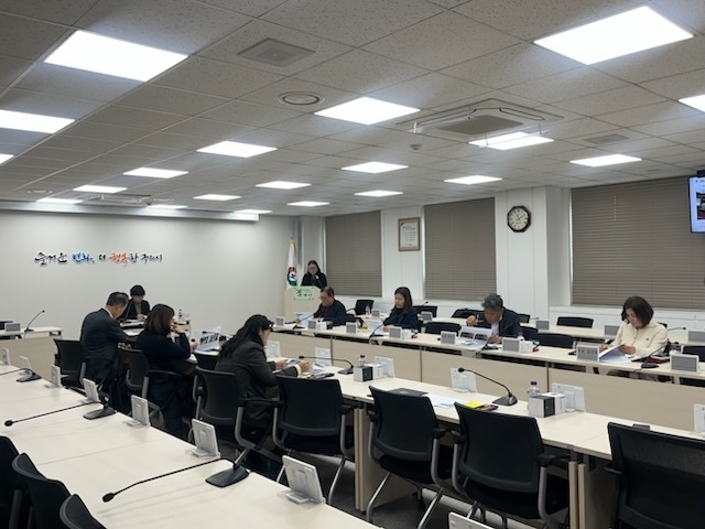 구리시는 지난 17일 시청 3층 상황실에서 경계 결정위원회를 개최해 토지 경계와 면적을 심의·의결했다. /사진제공=구리시