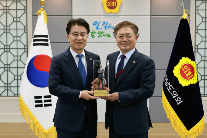 전남상인연합회로부터 제1회 자랑스런 우리 도의원상을 받은 김태균 도의회 의장(왼쪽)이 관계자와 기념사진을 찍고 있다./사진제공=도의회