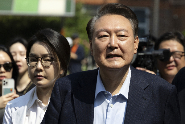 김건희 특검팀(특별검사 민중기)이 마지막 수사기간 연장을 요청했다. 사진은 지난 6월3일 김건희 여사와 윤석열 전 대통령 모습. /사진=뉴스1