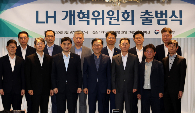 김윤덕 국토교통부 장관이 지난 8월 28일 오후 서울 여의도 켄싱턴호텔에서 열린 LH 개혁위원회 출범식에서 임재만 위원장 등 위원들과 기념촬영하고 있다. /사진=뉴시스