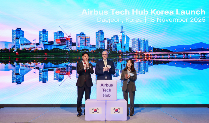 18일 에어버스 테크 허브 코리아(Tech Hub Korea) 개소식에서 왼쪽부터 최성아 대전광역시 정무경제과학부시장, 마크 벤톨(Mark Bentall) 에어버스 연구·기술(R&T)프로그램 총괄, 이선혜 산업통상부 첨단민군혁신지원과장이 기념사진을 촬영하고 있다.  /사진=앨리슨