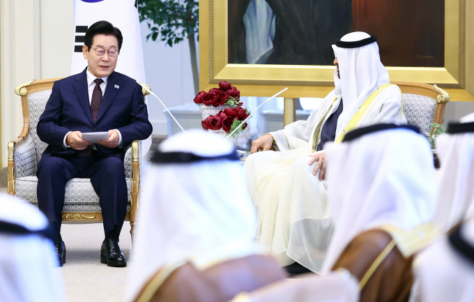 이재명 대통령과 모하메드 빈 자이드 알 나하얀 아랍에미리트(UAE) 대통령의 첫 정상회담이 종료됐다. 사진은 아랍에미리트(UAE)를 국빈 방문 중인 이 대통령(왼쪽)이 18일(현지시각) 아부다비 카사르 알 와탄 대통령궁에서 열린 모하메드 빈 자이드 알 나하얀 UAE 대통령과 확대 정상회담에서 발언한 모습. /사진=뉴시스 