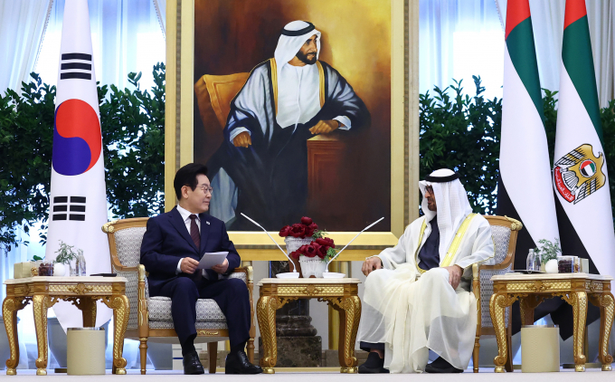 이재명 대통령이 모하메드 빈 자이드 알 나하얀 아랍에미리트(UAE) 대통령과 18일(현지시각) UAE 수도 아부다비 대통령궁에서 정상회담을 가졌다. 사진은 아랍에미리트(UAE)를 국빈 방문 중인 이 대통령(왼쪽)이 18일(현지시각) 아부다비 카사르 알 와탄 대통령궁에서 모하메드 빈 자이드 알 나하얀 UAE 대통령과 확대 정상회담을 한 모습. /사진=뉴시스