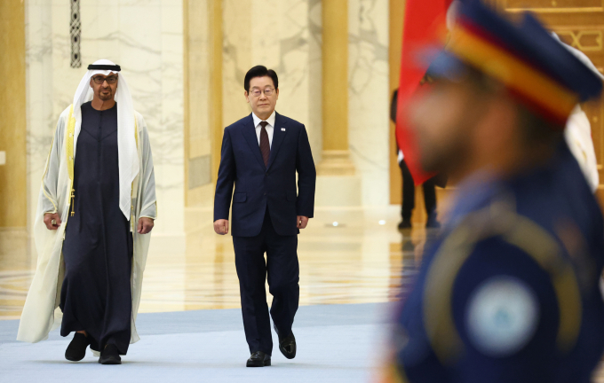 한국과 아랍에미리트(UAE)가 MOU(양해각서) 7건을 체결했다. 사진은 아랍에미리트(UAE)를 국빈 방문 중인 이재명 대통령(오른쪽)이 18일(현지시각) 아부다비 카사르 알 와탄 대통령궁에서 열린 공식 환영식에서 모하메드 빈 자이드 알 나하얀 UAE 대통령과 의장대를 사열한 모습. /사진=뉴시스