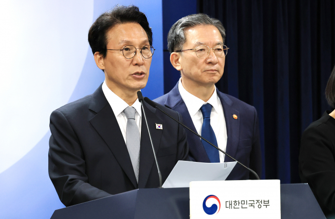 김민석 국무총리가 미국계 사모펀드 론스타와 외환은행 매각 관련 국제투자분쟁(ISDS) 중재판정에 불복해 제기한 취소 사건에서 대한민국 정부가 승소했다고 밝혔다. 사진은 김 총리(왼쪽)와 정성호 법무부 장관이 18일 서울 종로구 정부서울청사에서 론스타 ISDS 취소 신청 결과 관련 긴급 브리핑을 한 모습. /사진=뉴스1
