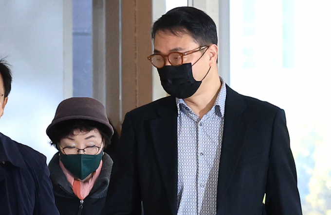 양평 공흥지구 개발 특혜 의혹을 받는 김건희 여사 오빠 김진우씨의 구속 여부를 결정할 법원 심사가 19일 열린다. 사진은 지난 11일 서울 종로구 KT광화문빌딩 웨스트에 마련된 김건희특검 사무실에 피의자 신분으로 출석한 윤석열 전 대통령의 부인 김건희 여사의 모친 최은순씨와 오빠 김진우씨. /사진=뉴스1