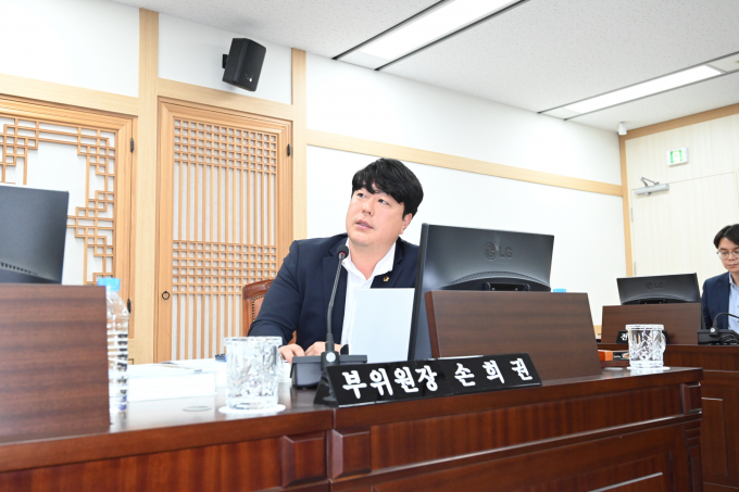 손희권 경상북도의회 기획경제위원회 부위원장(포항·국민의힘)이 17일 열린 제359회 행정사무감사에서 붕괴 사고와 관련해 질의하고 있다./사진제공=경북도의회
