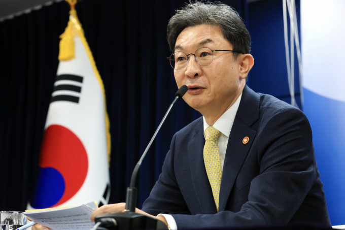  이억원 금융위원회 위원장이 12일 오전 서울 종로구 정부서울청사에서 열린 정례 기자간담회에서 발언을 하고 있다./사진=뉴스1 
