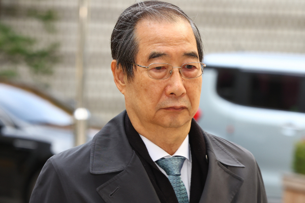 윤석열 전 대통령이 한덕수 전 국무총리 재판에 두 차례 증인 출석을 거부했다. 사진은 한 전 총리가 지난 17일 오전 서울 서초구 서울중앙지방법원에서 열린 내란방조·위증 등 혐의 9차 공판에 출석하고 있는 모습. /사진=뉴시스