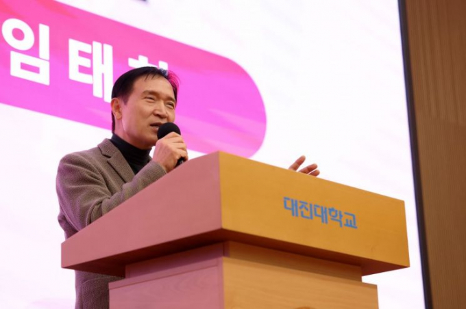 임태희 경기도교육감이 18일 포천 대진대학교에서 열린 포천경기한국어랭귀지스쿨 입학식에서 환영사를 하고 있다. /사진제공=경기도교육청 