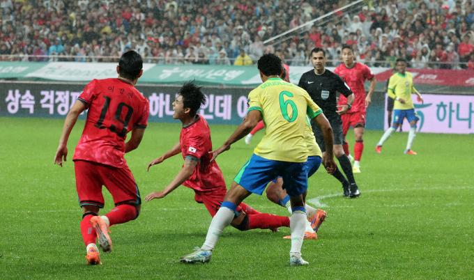 한국 축구대표팀이 새로운 전술 3백 적응에 고전 중이다. 사진은 지난달 서울월드컵경기장에서 열린 브라질과 평가전 중 고전 중인 한국 선수들의 모습. /사진=뉴스1 