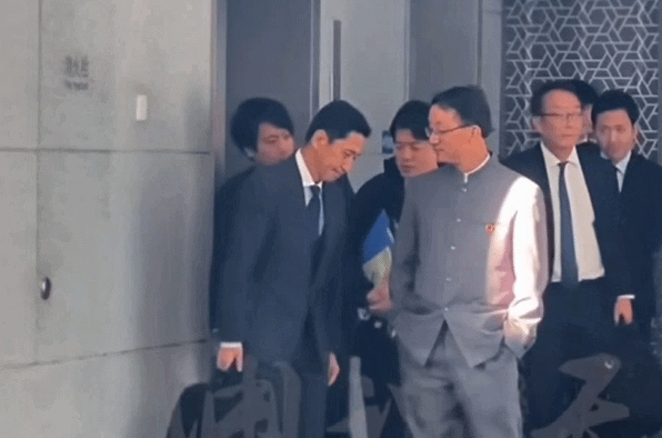 다카이치 사나에 일본 총리 타이완 유사시 발언 후 중·일 관계가 여전히 냉랭한 상황이다. 사진은 지난 18일(현지시각) 중국 베이징 외교부 청사를 방문한 가나이 마사아키 일본 외무성 아시아대양주 국장(왼쪽)이 류진쑹 중국 외교부 아시아 국장과 면담 후 엘리베이터에서 내려 청사를 빠져 나간 모습. /사진=중국 CCTV SNS 계정인 '위위안탄톈' 영상 캡처