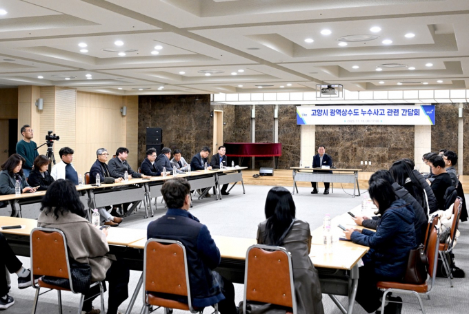 김경일 파주시장이 지난 18일 광역상수도 누수사고 관련 간담회에 참석해 주민들의 의견을 청취하고 있다. /사진제공=파주시