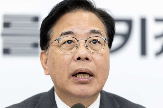 송언석 국민의힘 원내대표가 지난 18일 국회 운영위원회 전체회의에서 야당 의원과 고성 공방을 벌인 김용범 대통령실 정책실장에 대해 "안하무인"이라고 밝혔다. 사진은 지난 18일 송 원내대표가 서울 여의도 국회에서 현안 관련 기자간담회를 하는 모습. /사진=뉴스1