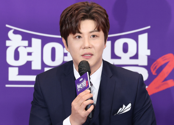 가수 진해성이 학교폭력 소송에서 패소한 뒤 항소를 포기한 가운데 그가 출연 중인 MBN '한일톱텐쇼'에는 편집없이 등장했다. 사진은 가수 진해성이 지난 3월12일 서울 마포구 누리꿈스퀘어 비즈니스타워에서 열린 MBN ‘현역가왕2’ TOP7 종영 기자 간담회에 참석한 모습. /사진=뉴스1