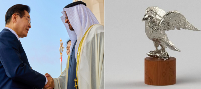 이재명 대통령이 한국-아랍에미리트(UAE) 정상회담 후 모하메드 빈 자이드 알 나하얀 UAE 대통령에게 지도자의 통찰, 국민을 향한 헌신 그리고 미래로 나아가는 비전이 담긴 팔콘(매) 조형물을 선물했다.사진은 지난 18일(현지시각) 이 대통령이 UAE 아부다비 카사르 알 와탄 대통령궁에서 열린 공식 환영식에서 모하메드 UAE 대통령과 악수하는 모습과 이 대통령이 모하메드 UAE 대통령에게 선물한 팔콘 조형물. /사진=뉴시스(공동취재), 대통령실 제공