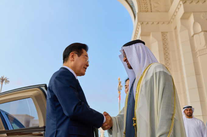 한국과 아랍에미리트(UAE)가 '100년 동행을 위한 새로운 도약' 공동선언문을 채택했다. 사진은 지난 18일(현지시각) 이재명 대통령이 UAE 아부다비 카사르 알 와탄 대통령궁에서 열린 공식 환영식에서 무함마드 빈 자이드 알 나흐얀 UAE 대통령과 악수하는 모습. /사진=뉴시스(공동취재)