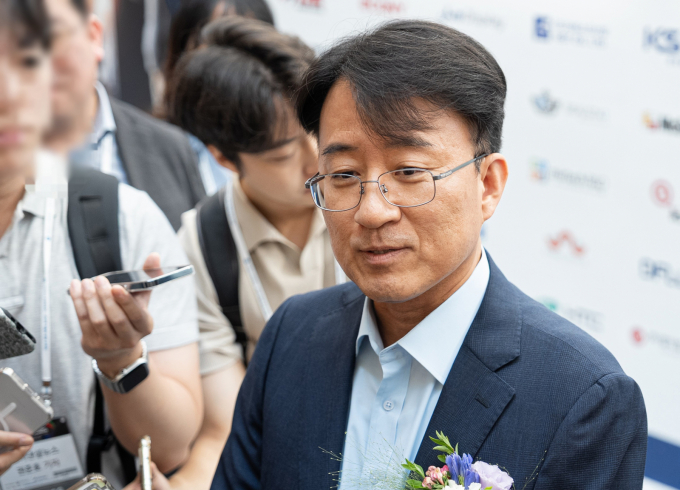 지난 8월7일 서울 강남구 코엑스에서 열린 'K-디스플레이 2025 한국디스플레이산업전시회'에 참석한 뒤 기자들과 질의 응답하고 있는 이청 삼성디스플레이 대표이사 사장. /사진=뉴스1