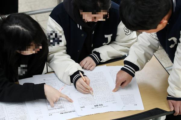 서울 공립 일반고인 광남고등학교에서 지난해에 이어 2년 연속 만점자가 나왔다. 사진은 기사의 이해를 돕기 위함. 지난 14일 오전 대구 수성구 정화여고에서 고3 수험생들이 담임교사와 함께 전날 치른 2026학년도 대학수학능력시험(수능) 가채점을 하고 있는 모습. /사진=뉴스1