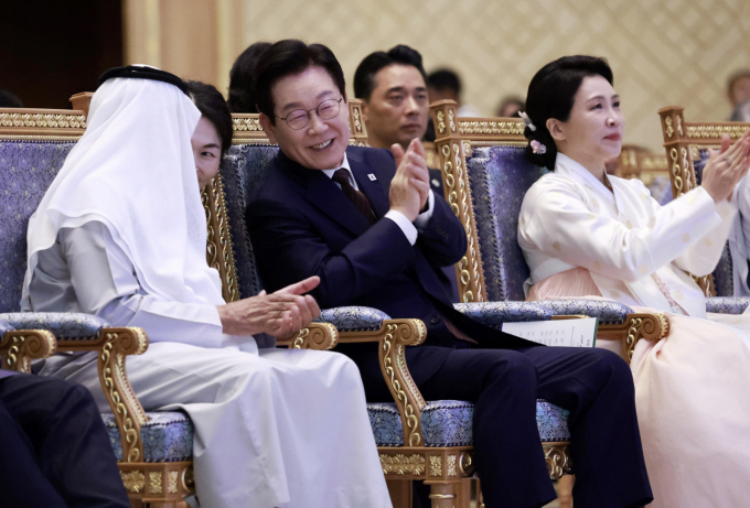  이재명 대통령은 UAE 국빈 방문 마지막날인 19일(이하 현지시각) 한-UAE 비즈니스 라운드 테이블에 참석한다. 사진은 지난 18일(현지시각) 이 대통령과 김혜경 여사가 UAE  대통령궁에서 열린 '문화, UAE와 한국을 잇다' 한-UAE 문화교류 행사에 참석해 나얀 빈 무바라크 알 나흐얀 UAE 관용공존부 장관과 공연을 보며 박수치는 모습. /사진=뉴시스
