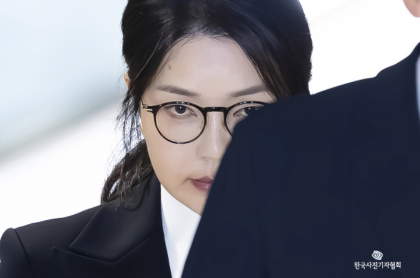 김건희 여사의 도이치모터스 주가 조작 등 혐의를 심리하는 재판부가 중계를 일부 허가했다. 사진은 지난 8월6일 도이치모터스 주가조작 연루 의혹 등을 받는 김건희 여사가 서울 종로구 김건희 특검팀(특별검사 민중기) 사무실에서 피의자 신분으로 첫 조사를 마친 뒤 밖으로 나서는 모습. /사진=한국사진기자협회