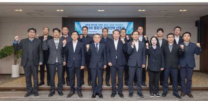 김준동 남부발전 사장(첫줄 왼쪽 네 번째)이 18일 부산 본사에서 ‘2035 중장기 경영전략 선포식’을 개최하고, 경영진 및 처실장들과 함께 기념촬영을 하고 있다./사진=남부발전