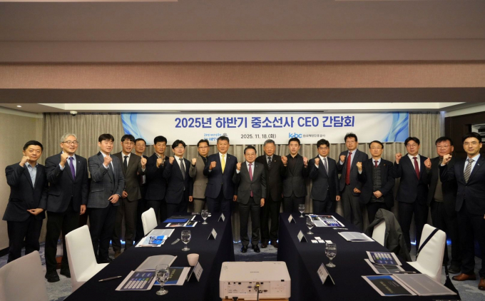 안병길 한국해양진흥공사 사장과 중소선사 CEO 및 관계자들이 18일 부산 해운대 웨스틴조선호텔에서 개최된 2025년 하반기 중소선사 CEO 간담회 후 기념촬영을 하고 있다./사진=해진공