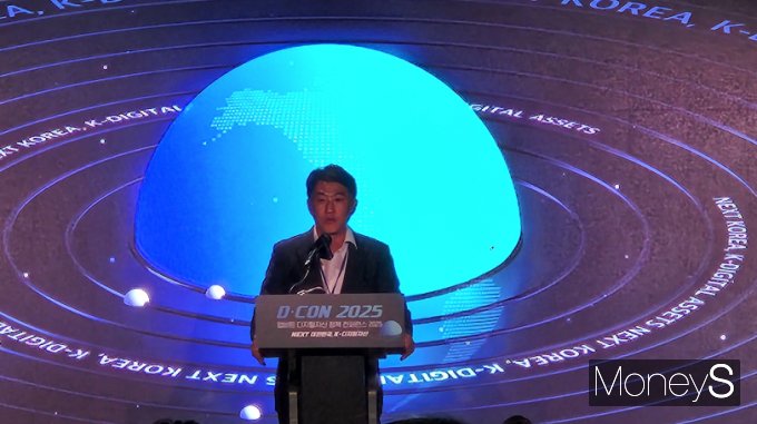 오경석 두나무 대표가 19일 서울 여의도 페어몬트 앰배서더 호텔 그랜드볼룸에서 열린 블록체인 및 핀테크 전문 기업 두나무가 개최한 정책 콘퍼런스 '디콘(D-CON) 2025'을 통해 디지털자산의 미래를 발표하고 있다. /사진=양진원 기자