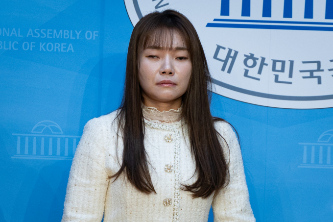 김예지 국민의힘 의원이 19일 당 지도부가 박민영 미디어 대변인 사표를 반려하고 구두 경고에 그친 것에 대해 "이해하기 어렵다"고 말했다.사진은 19일 김예지 국민의힘 의원이 서울 여의도 국회 소통관에서 열린 학대에 취약한 아동·노인·중증장애인을 위한 법안 발의 기자회견에 참석한 모습. /사진=뉴스1