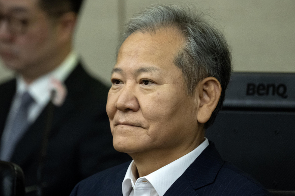 한덕수 전 국무총리의 내란 혐의 사건을 심리하는 재판부가 증인 선서를 거부한 이상민 전 행정안전부 장관에게 과태료 50만원을 부과했다. 사진은 이 전 장관이 지난달 17일 서울 서초구 서울중앙지법에서 열린 내란 중요임무 종사 등 혐의 첫 공판기일에 출석해 피고인석에 앉아 있는 모습. /사진=뉴시스(공동취재단)