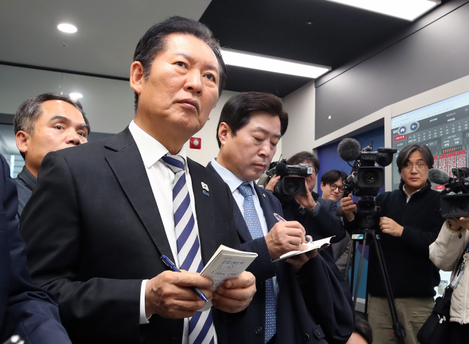 정청래 더불어민주당 대표가 취임 후 처음으로 대구를 방문해 산업혁신정책간담회 및 현장최고위원회 회의를 진행했다. 사진은 19일 정 대표가 대구 수성구 수성알파시티를 찾아 입주기업인 스피어AX 융복합관제센터에서 인공지능 기반 지능형 CCTV에 대한 설명을 듣는 모습. /사진=뉴스1