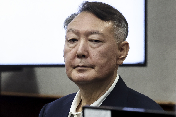 윤석열 전 대통령이 한덕수 전 국무총리의 내란 관련 재판에 불출석하겠다고 통보했다. 사진은 윤석열 전 대통령이 지난 9월26일 서울 서초구 서울중앙지법에서 열린 특수공무집행방해, 직권남용 권리행사방해 등 혐의 사건 첫 공판에 출석하고 있는 모습. /사진=뉴스1(공동취재단)