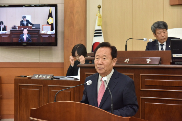 박현국 봉화군수가 19일 시정연설을 하고 있다./사진제공=경북 봉화군